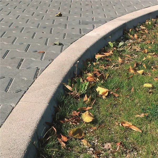 SEMMELROCK SILNIČNÍ OBRUBNÍKY I / oblý vnitřní 78x15x25 cm, r=2 m, hloubka zapuštění 10 cm - šedá