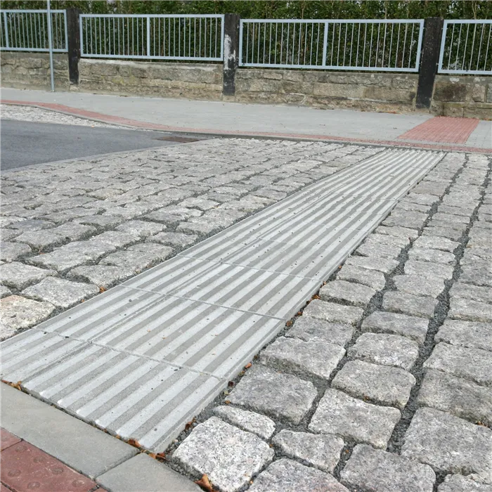 SEMMELROCK DLAŽBA PRO NEVIDOMÉ / dlažba s drážkou 40x40x8 cm - šedá